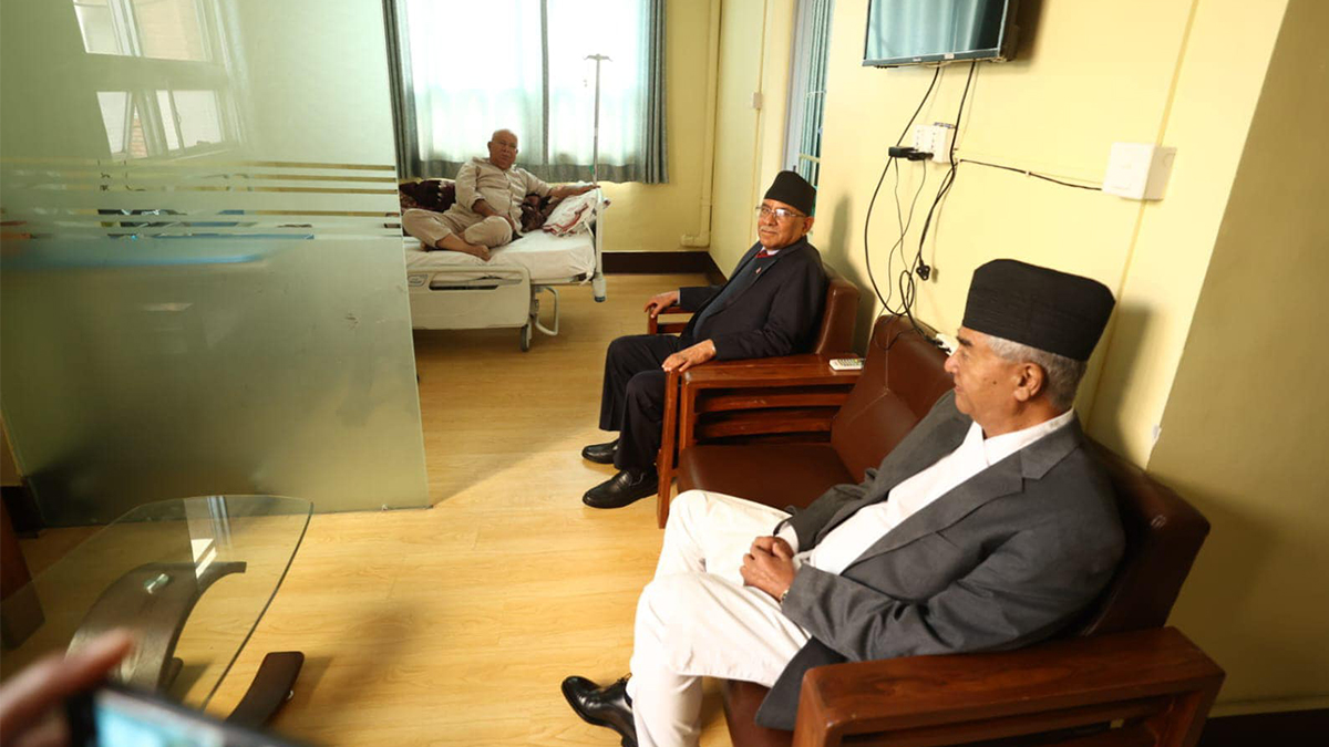 माधव नेपालको स्वास्थ्य अवस्था बुझ्न देउवा र प्रचण्ड त्रिवि शिक्षण अस्पतालमा